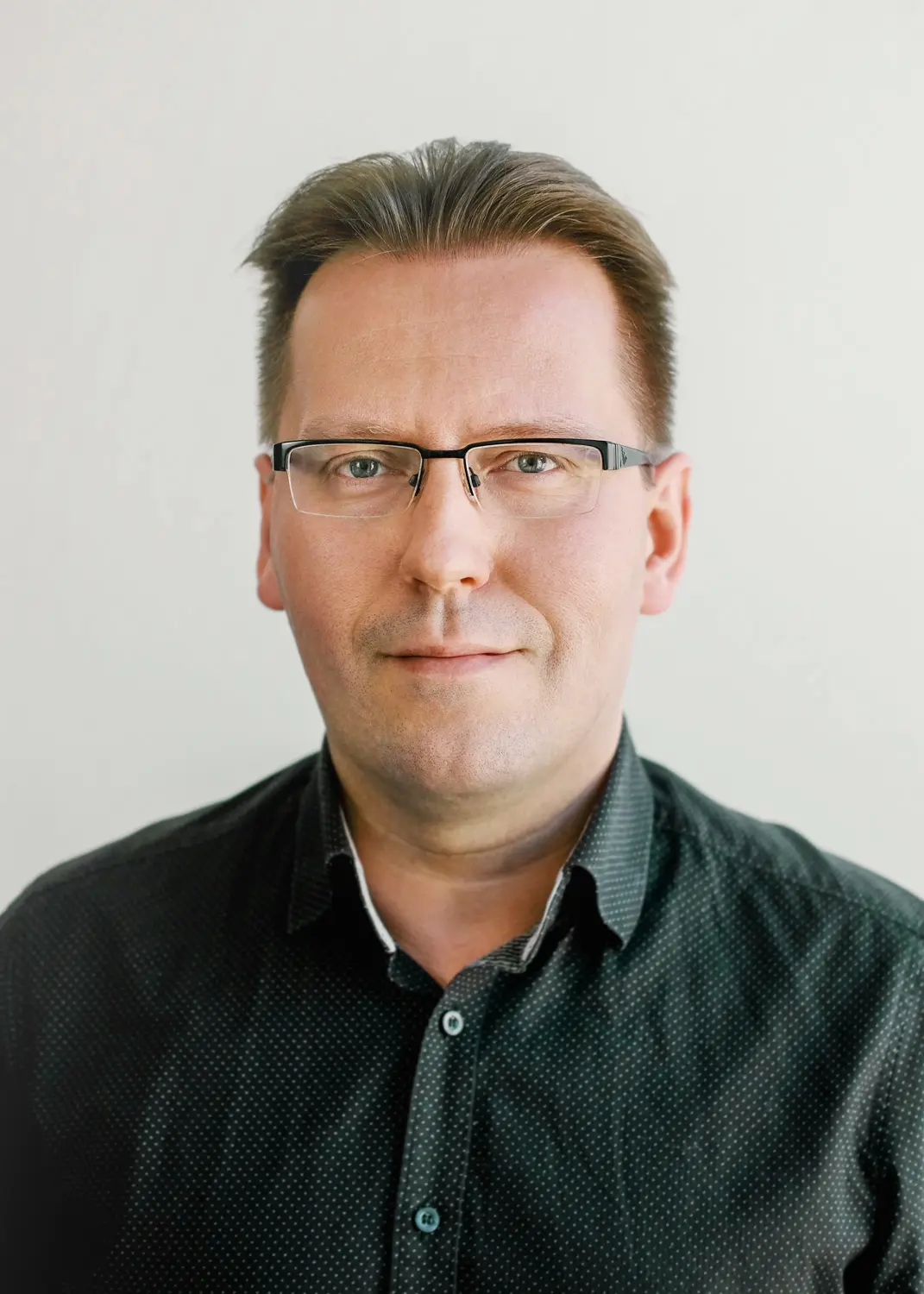 Portraitbild_Eduard_Homm_01_weboptimiert Portraitfoto von Eduard Hübscher Abteilungsleiter im Betrieb der SAC GmbH