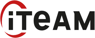 slider_partner_iteam Das Bild zeigt das Logo von iTeam. Es besteht aus dem Wort „iTEAM“ in großen, dunklen Buchstaben, wobei das „i“ von einem roten Halbkreis umschlossen ist.