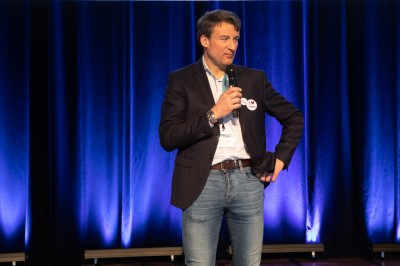 Thorsten Podzimek, Geschäftsführer SAC GmbH, hält seinen Vortrag bei der Synaxon Impulsveranstaltung "Impuls für Systemhäuser"