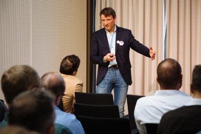 Thorsten Podzimek, Geschäftsführer SAC GmbH, hält seinen Vortrag bei der Synaxon Impulsveranstaltung "Impuls für Systemhäuser"