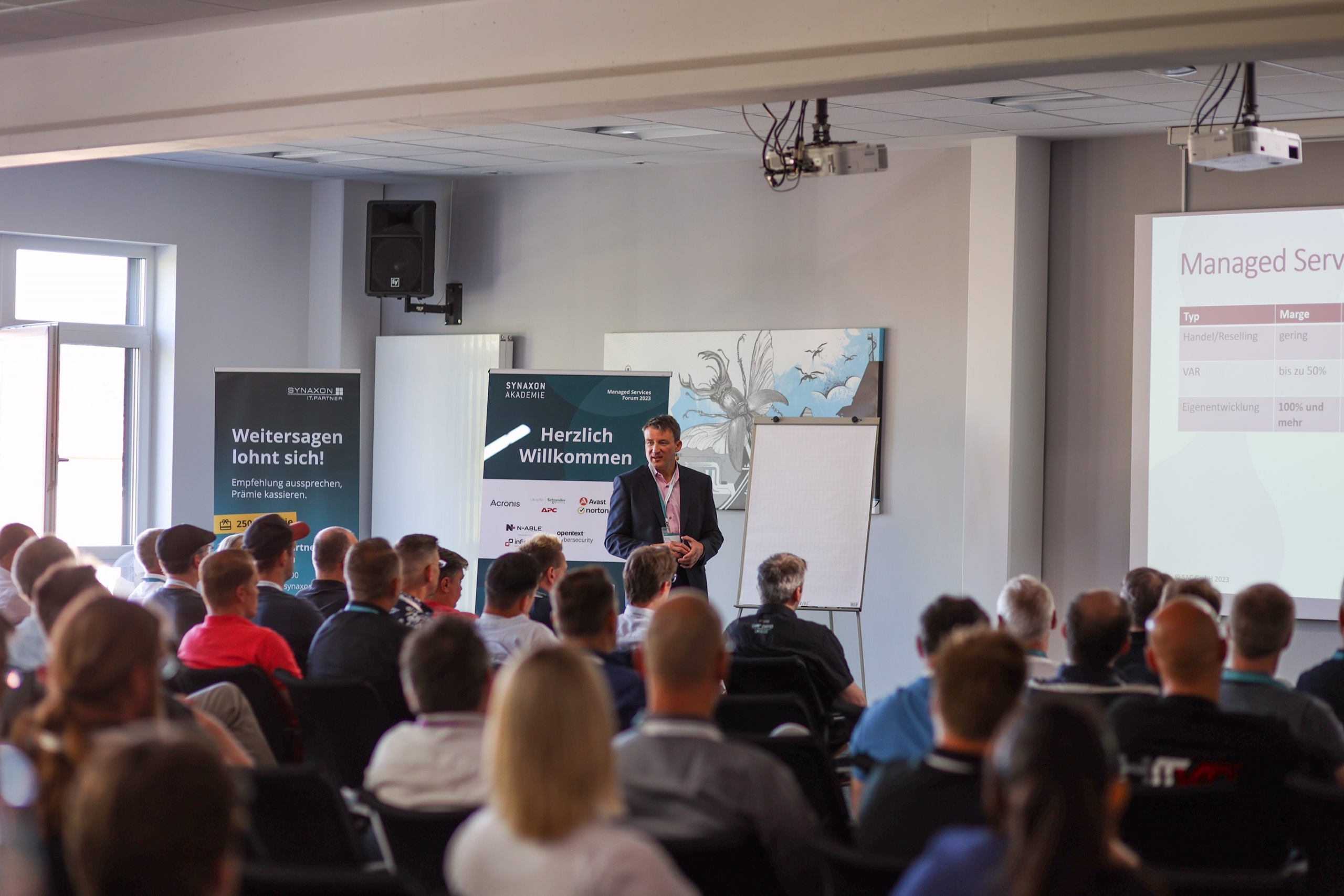 Thorsten Podzimek, Geschäftsführer SAC GmbH, hält mitreißende Keynote zur Eröffnung des Managed Service Forum.