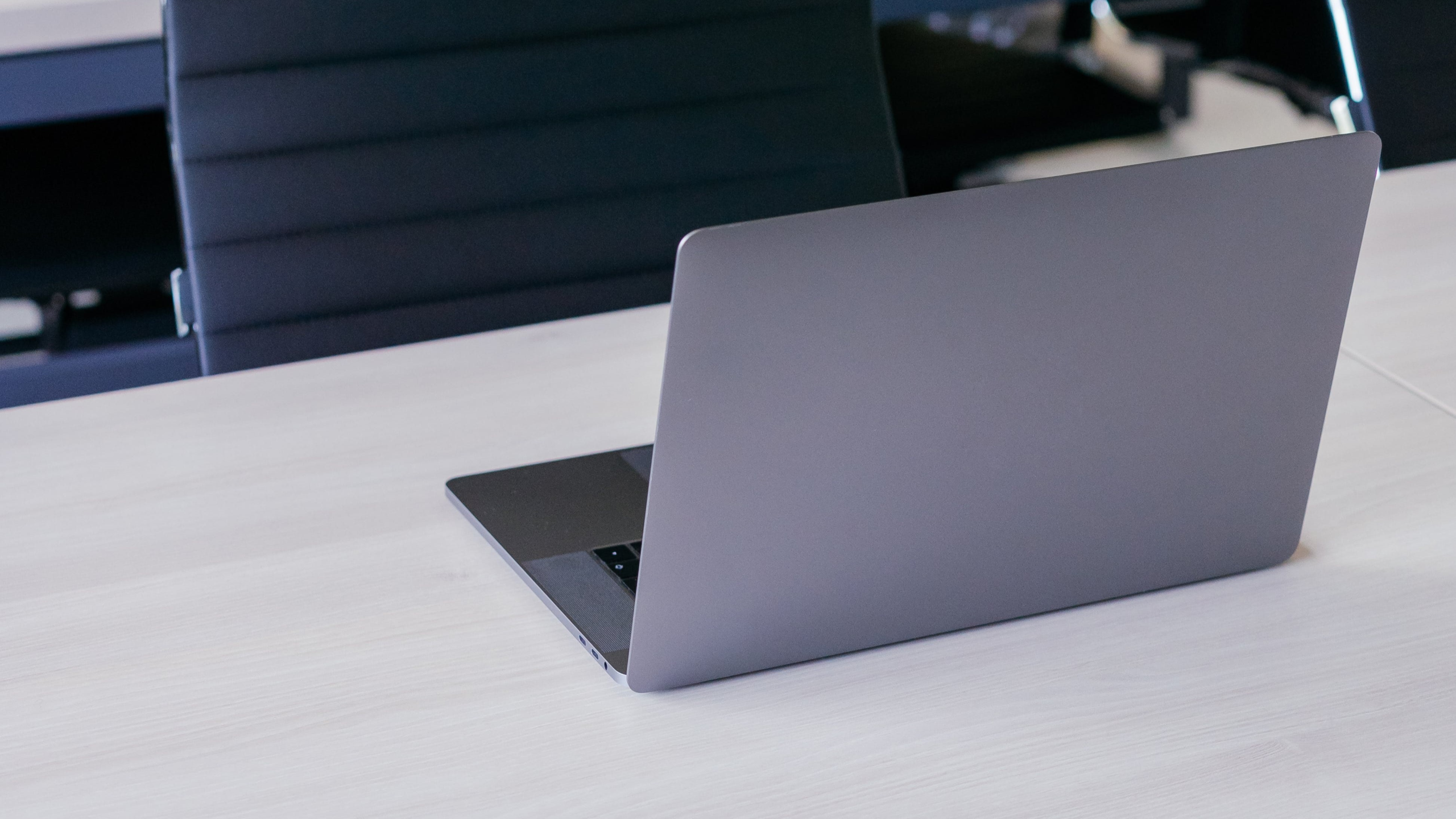 sac_beitragsbild_it-sicherheit-endpoint-security Laptop auf einem Schreibtisch für den Beitrag Endpoint-Security