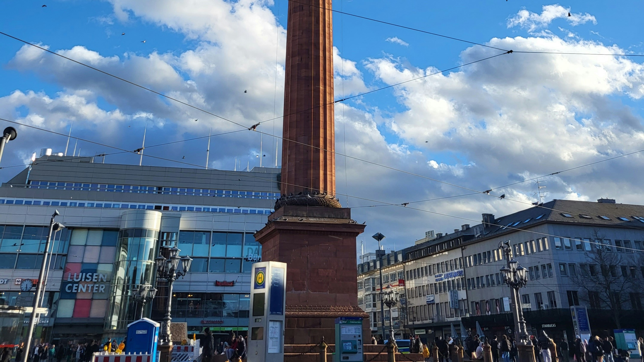 Foto von dem Luisenplatz in Darmstadt bei leicht bewölktem blauen Himmel