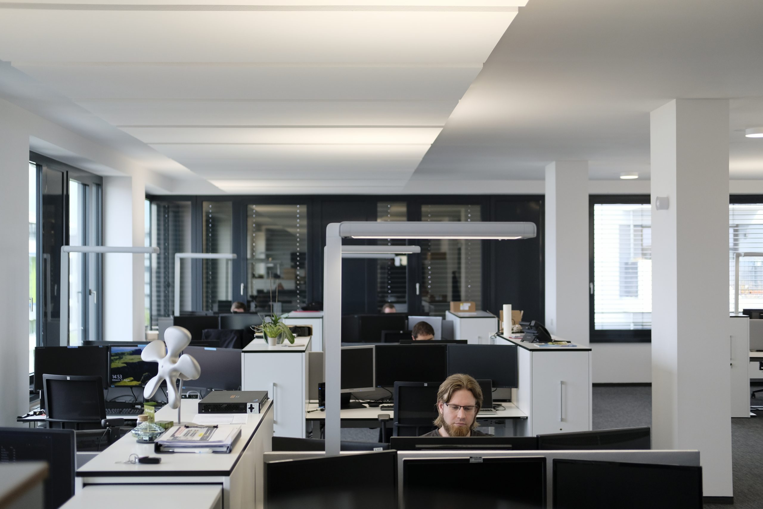 Aufnahme des SAC Büros auf dem mehrere Mitarbeiter an ihrem Arbeitsplatz sitzen und arbeiten