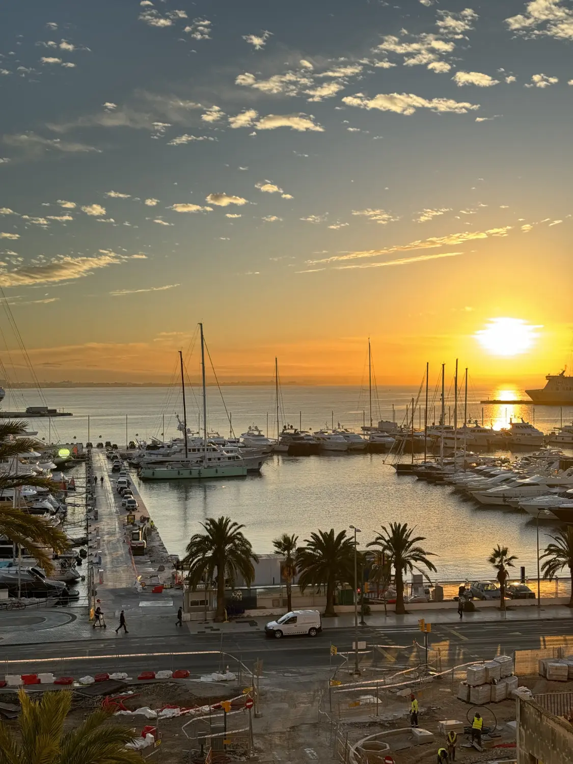 Foto vom Hafen bei Sonnenuntergang in der Eventlocation in Palma de Mallorca.