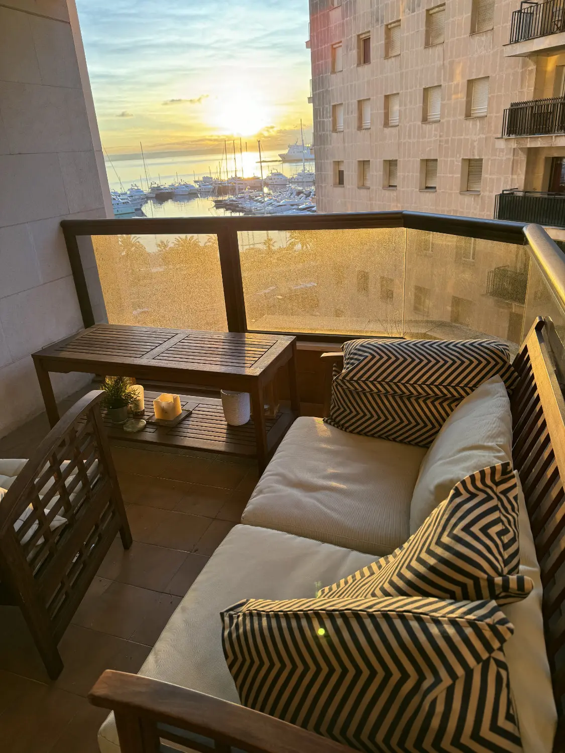 Aufnahme von einem Hotelbalkon mit Aussicht auf den Hafen und das Meer in Palma der Mallorca bei Sonnenuntergang