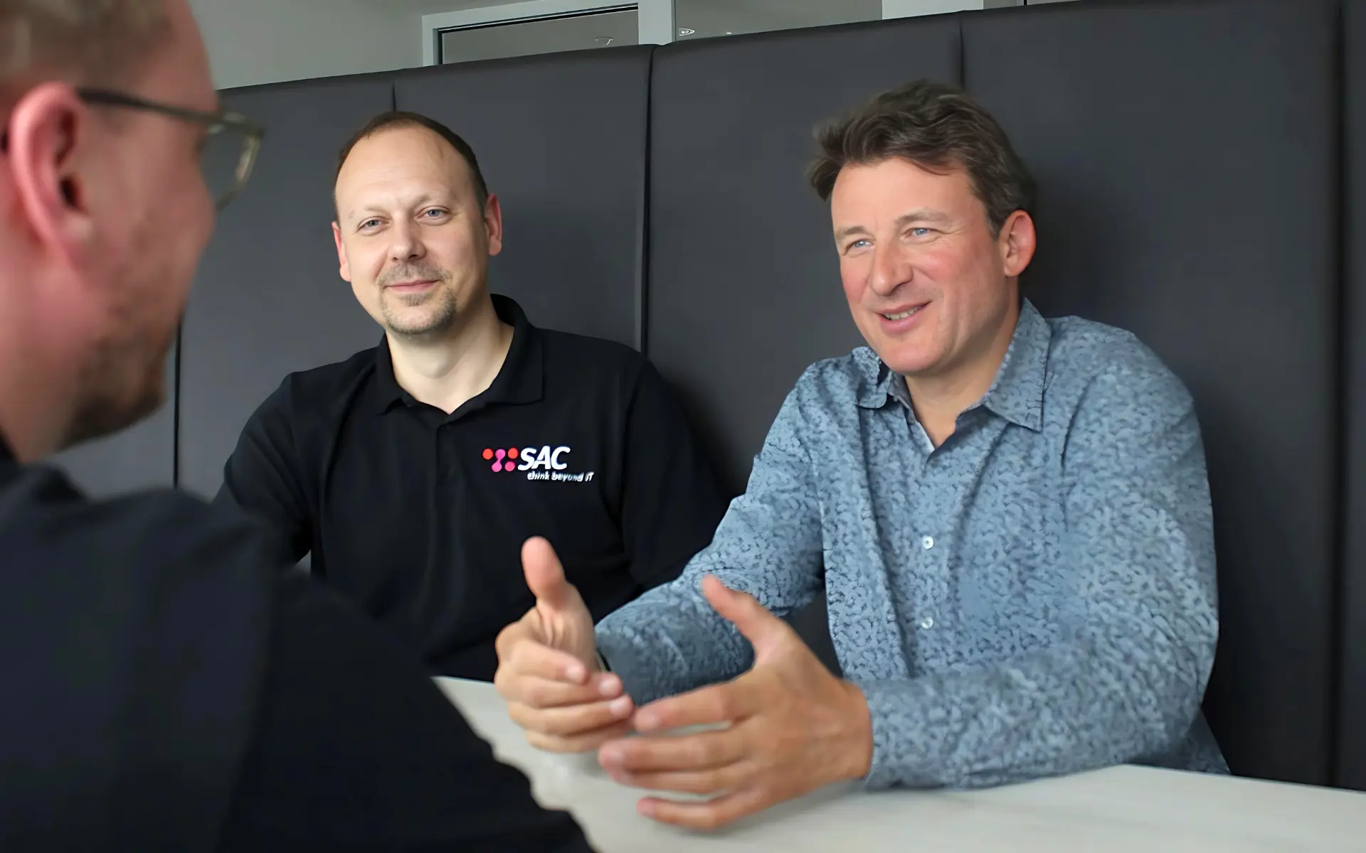 Foto vom SAC Produktvertriebsmitarbeiter ,Alexander Butter links im Bild und SAC Geschäftsführer, Thorsten Podzimek bei einem Kundengespräch.