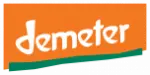 Demeter_Logo Eine organisch geformtes, orangenes Rechteck mit einem grünen Schatten. Darauf steht klein geschrieben der Name "demeter".
