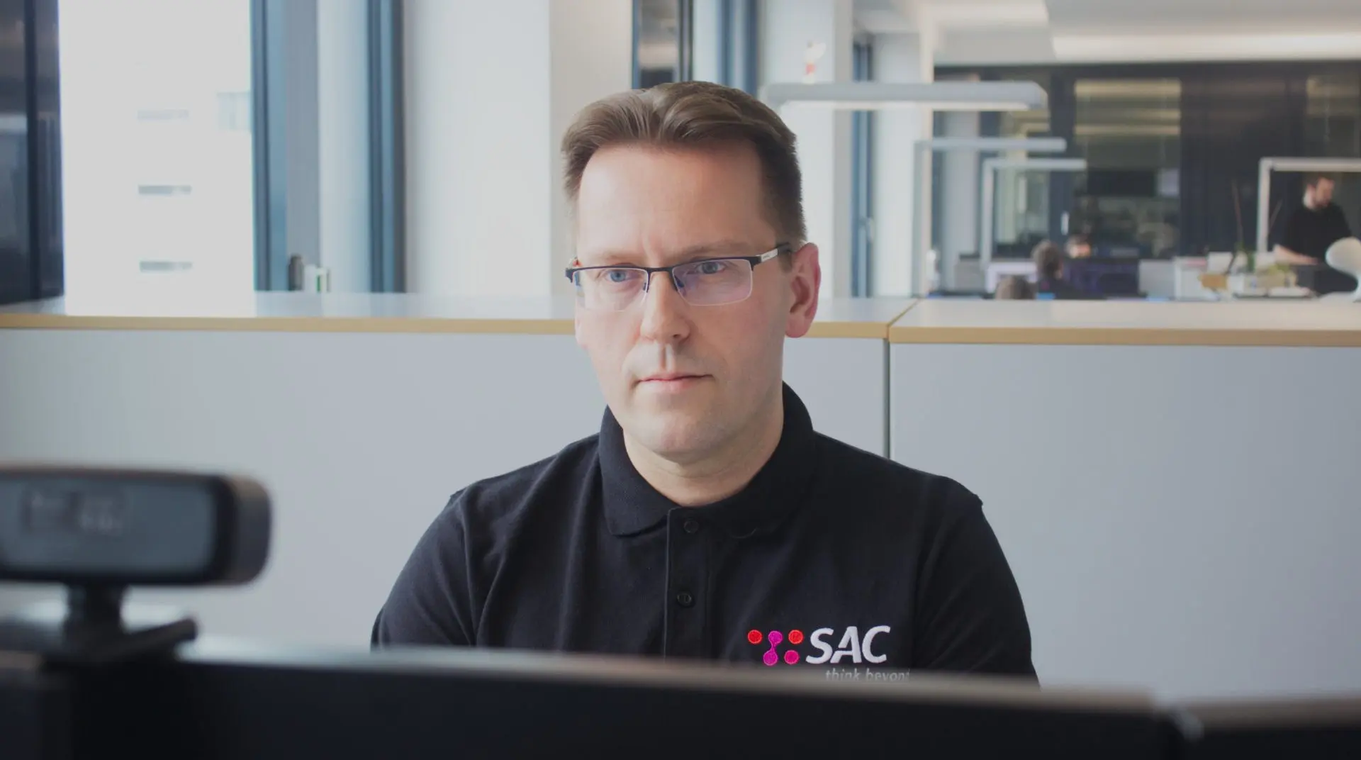 sac_foto_it-leiter Auf dem Foto ist der IT-Betrieb Abteilungsleiter SAC beim arbeiten zu sehen.