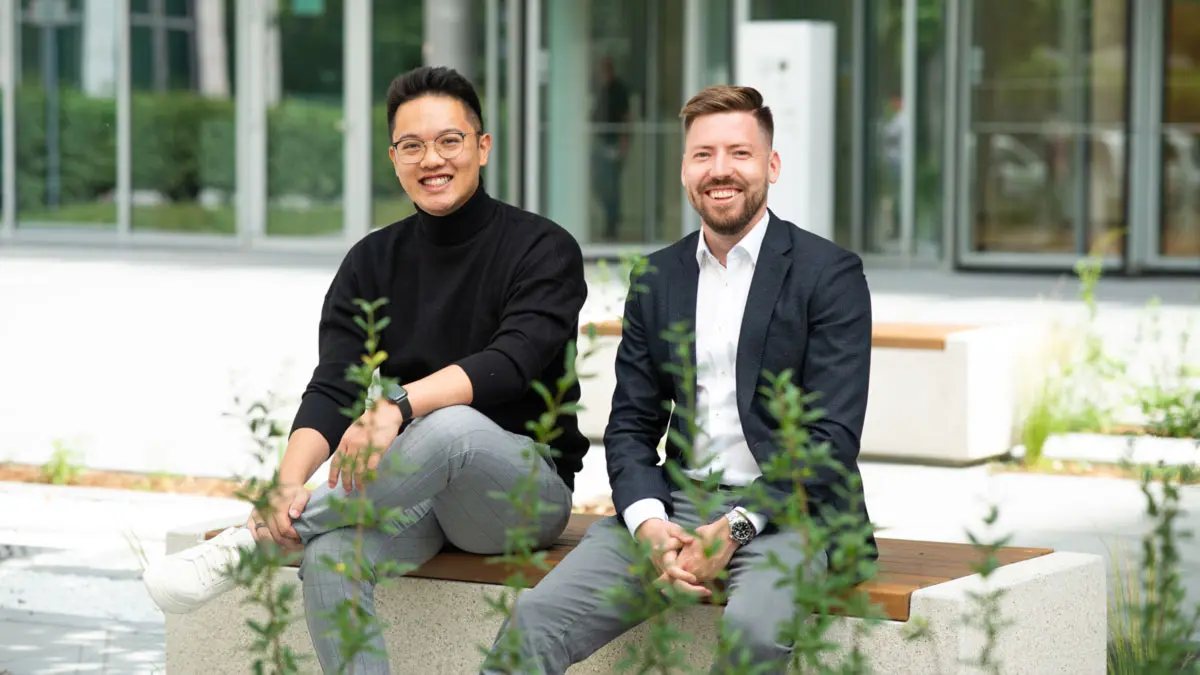 Auf dem Foto sind zwei Mitarbeiter der Pexon Consulting GmbH zu sehen.