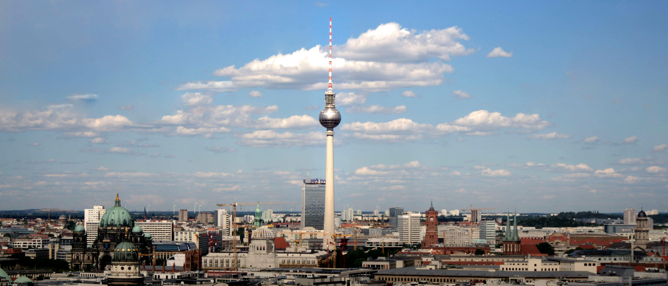 Das Foto zeigt die Skyline von Berlin mit Ihrem Fernseherturm. SAC ist IT-Dienstleister in Berlin.