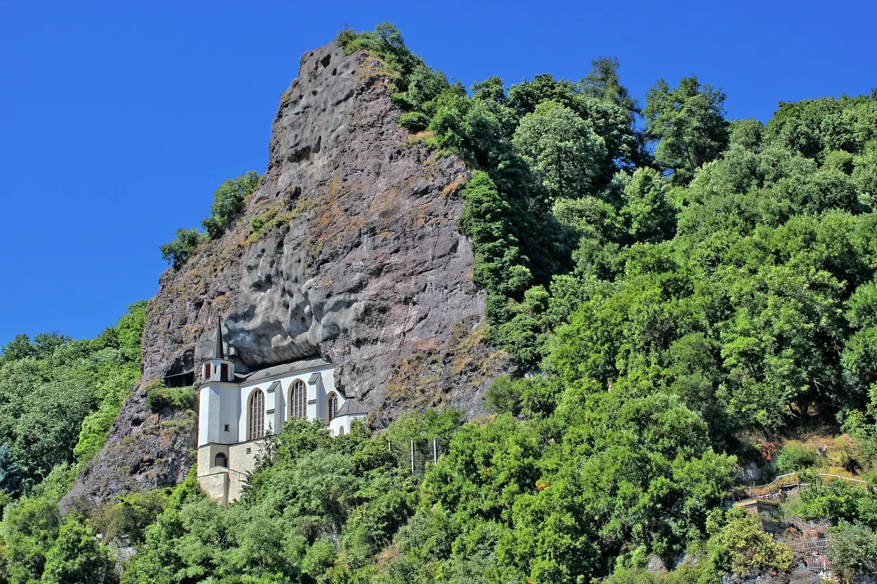 sac_bild_it-dienstleister-idar-oberstein Auf dem Foto ist eine Sehenswürdigkeit von Idar-Oberstein zu sehen. Eine Kirche, eingebaut in eine Felswand. SAC ist IT-Dienstleister in Idar-Oberstein.