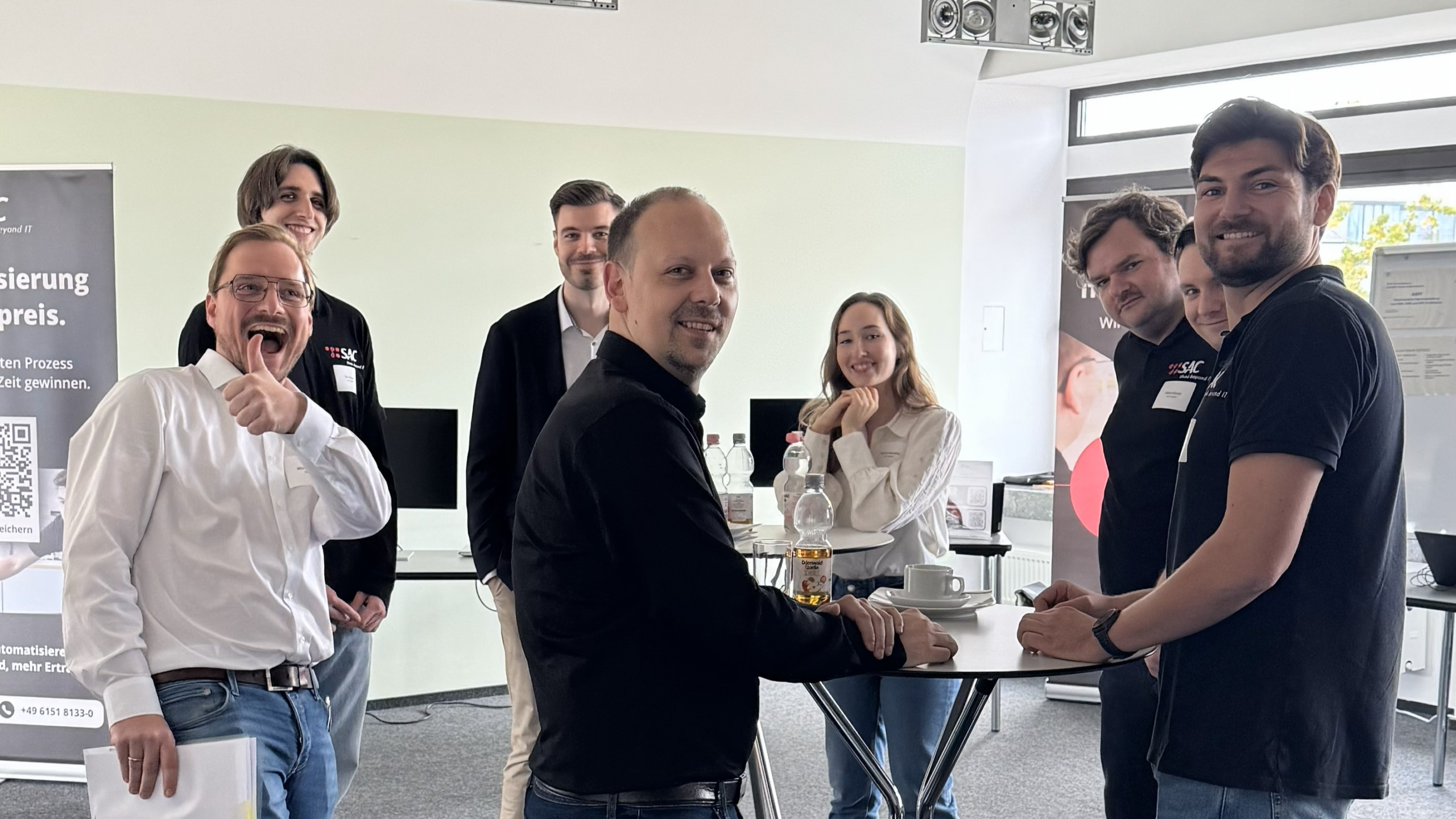 sac_foto_ihk-messe Das Gruppenfoto zeigt SAC Mitarbeiter auf einem Event für IT-Automatisierung.