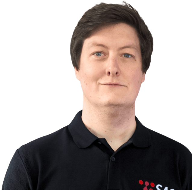 sac_kontakt_it-infrastruktur-leiter_JWI_freigestellt Foto von dem IT-Infrastruktur-Leiter der SAC GmbH. Ein Mann mit kurzen braunen Haaren und einem schwarzen Polo mit dem Company Logo.